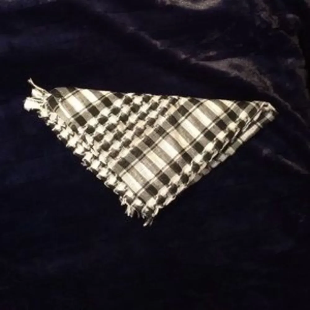 Black & white woven scarf
